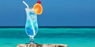 Den Sommer feiern: 6 Cocktails mit & ohne Alkohol Blue Lagoon Cocktail