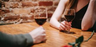 „Beziehung muss mit Sex beginnen“: Umgang mit schrägen Date-Ansagen Paar beim Wein