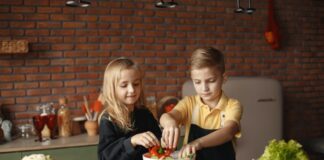 Kochen im Familienalltag: Welche Gerichte einfrieren? Kinder in der Küche