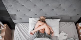 Traummann gefunden, doch mit der Hygiene hapert es – was tun? Frau im Bett