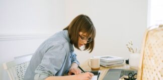 Die Kunst des Ghostwritings: Kreative Inspiration für und von Frauen Frau am Schreibtisch