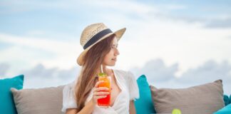 Die richtige Unterwäsche für jedes Kleid: Darauf sollten Sie achten Frau im Kleid mit Cocktail