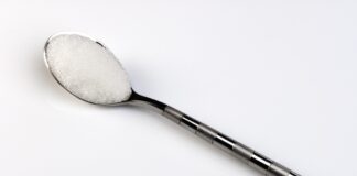 Zucker gegen Krebs? Neue Studie macht Hoffnung Zucker auf Löffel