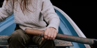 Ab wann ist man alleinerziehend? Heftige Diskussion um Familienform Frau mit Ruder in der Hand