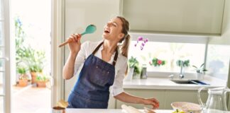 Mutter & Hausfrau bekennt: „In meiner Rolle gehe ich auf“ Frau in der Küche