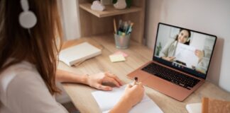 Für Familien, die mehr wollen – Nachhilfeportale im Fokus Kind nimmt Nachhilfe