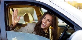 Heftiger Streit unter Freundinnen: Frau muss auf Autobahn aussteigen Frau im Auto