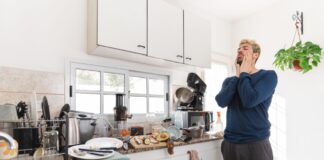 Arrividerci! Italienische Mutter klagt Söhne aus „Hotel Mama“ Mann in der Küche