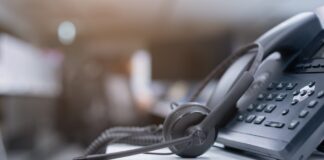 Kundenservice absurd: Wenn der Bot übernimmt – Kolumne aus der Chefredaktion Telefon mit Kopfhörer