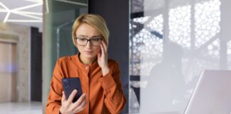 Maklerin über Kennenlernphase: Immobilien vermarkten & Online-Dating ähneln sich Frau am Laptop