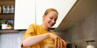 Gesund in den Herbst starten – diese Müslis machen Frühstückslaune Frau macht Müsli