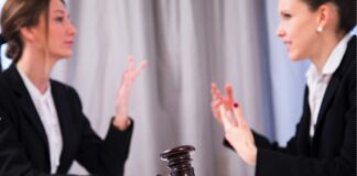 Der Schutzschild im Arbeitsleben: Wie eine Rechtsschutzversicherung bei beruflichen Konflikten hilft Anwältin