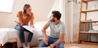 Zusammenziehen in der Kennenlernphase – warum es oft schiefgeht Paar in einer Wohnung