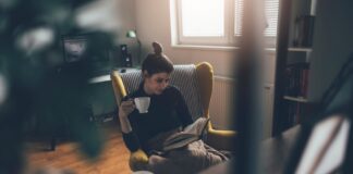 Taffe Rechtsanwältin gibt auf Twitter zu: „Bin unfreiwillig Single“ Singlefrau