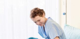 Krämpfe entpuppten sich als Baby im Darm – Frau war ahnungslos Krämpfe