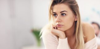 Schmerzen beim Sex – Leide ich unter Vaginismus? Frau auf Bett