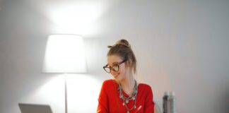 Chefs rufen wieder nach Präsenz: Homeoffice kein Trend mehr Frau am Laptop