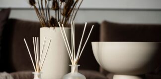 „Der Geruchssinn wird oft unterschätzt“ – Raumduft-Profi über Düfte als Stilelement Duftstäbchen hell