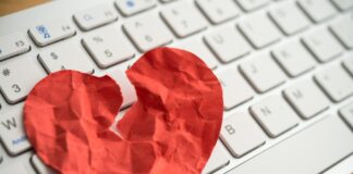 Online-Dating immer dreister: Fotos von Münchener Journalisten auf Fake-Profil Herz auf Tastatur