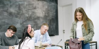 Abofalle, Steuern, Mietvertrag: Lehrerin lehrt Schülern Alltagskompetenz Schüler