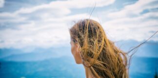 Was bringt mir das neue Jahr? Diese Astrologinnen sagen es Ihnen! Frau schaut in die Berge