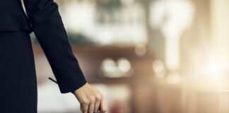 Nach Suizid des Ehemanns: Mutter mit sieben Kinder nun alleinerziehend Frau in Trauer