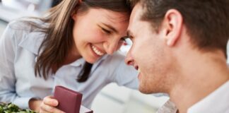 Verlobungsfeier: Macht man das heutzutage eigentlich noch? Verlobung zwischen Mann und Frau