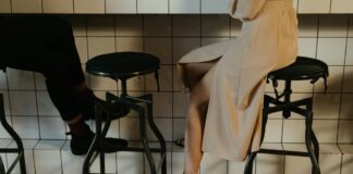 Nach der Trennung ist vor der Kennenlernphase: Ab wann macht Dating wieder Sinn? Beine auf Stuhl