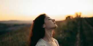 Frauen & Herzinfarkt: Warum die Gefahr oft unterschätzt wird Frau in der natur