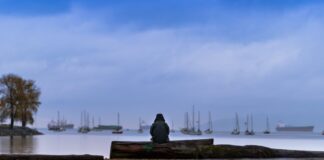 Jenseits des Schmerzes: Die verborgenen Möglichkeiten im Liebeskummer Mensch sitzt am Meer