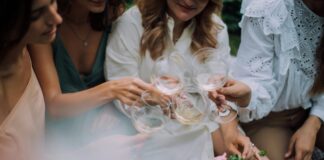 Kohlrabisuppe & Flammkuchen als relaxtes Party-Food: Kolumne aus der Chefredaktion Menschen stoßen an