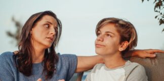 Pubertät: Welche Aussage mich als Mutter immer wieder stresst! Mutter mit Sohn