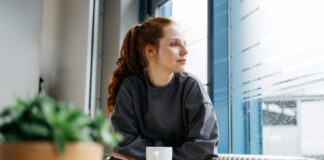 Meldeverhalten in der Kennenlernphase – Signale werden oft verkannt nachdenkliche Frau