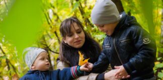 Vereinbarkeit Familie & Beruf: Fahrlehrerin erzählt, warum das für sie funktioniert Frau mit zwei Kindern