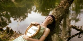 Stockende Kennenlernphase: Warum Antworten im Internet kaum weiterhelfen Frau auf Baumstamm