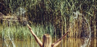 Getrennt, aber nicht gebrochen: Wie Sie Kraft & Zuversicht nach einer Trennung finden können Frau im Wasser