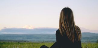 Das Herz stärken: Diese 3 Binsenweisheiten passen in jeden Alltag! Frau sitzt in der Natur