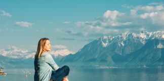 Selbsthilfe-Trend: Das innere Kind heilen – Wie professionell sind die Angebote? Frau in den Bergen