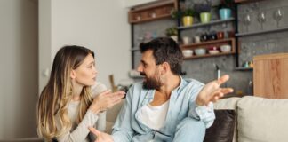 Was tun, wenn der Partner im Streit aggressiv wird? Streit Paar