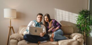 Zerreißprobe Wohnungssuche: Diese Infos wollen Makler gar nicht hören Ein Paar auf dem Sofa