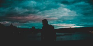 Mentale Gesundheit in Unternehmen: Alarmstufe Rot – Gastbeitrag von Christian Fülling Mann am Meer