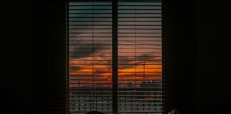 Für Kreuzfahrt: Mutter lässt kleine Kinder allein in der Wohnung zurück Abendrot