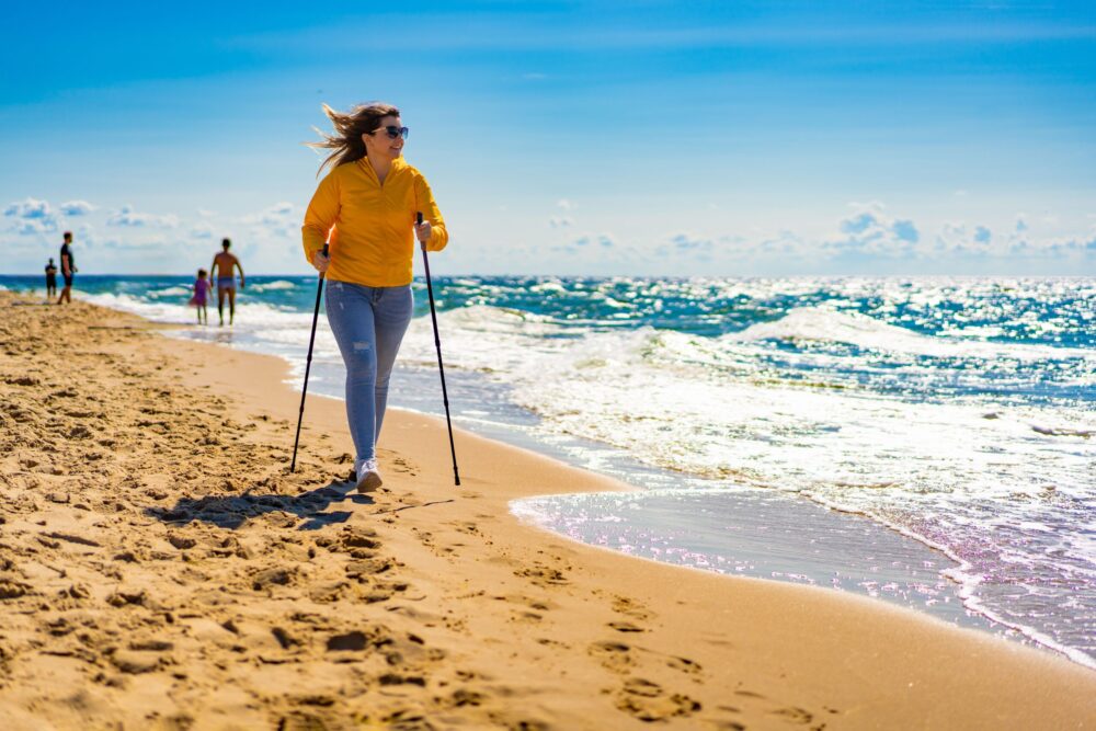 Abnehmen: Der Weg zu einem gesünderen Leben mit dem Slim-XR Konzept Walking am Strand
