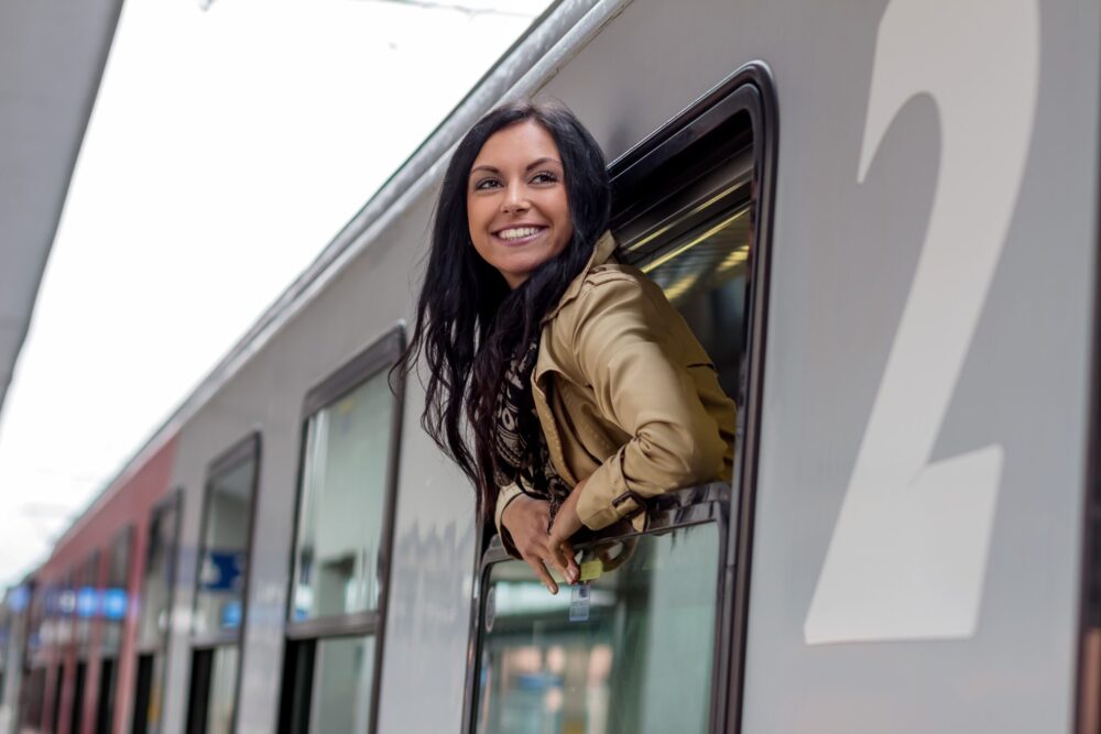 Fernbeziehung, Kennenlernphase & Ghosting: Wo das Mißverständnis lauert Frau im Zug