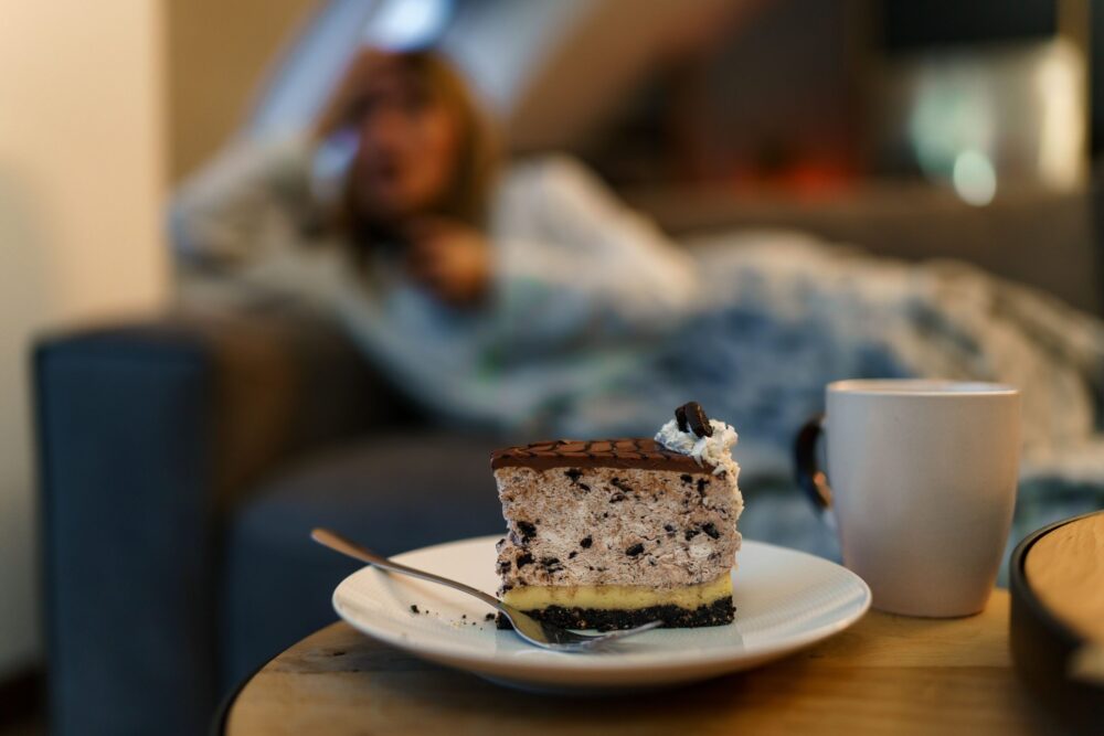Der scheinbar oft aussichtslose Wunsch nach einem schlanken Körper Frau auf Sofa