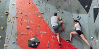 Offene Beziehung nach Seitensprung: Ist es Selbstbetrug? Kletterwand