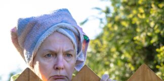 „Noch nie entspannt im Garten gesessen“ – Zugezogene fühlt sich auf dem Dorf dauerbeobachtet Frau am Zaun