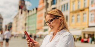 Unsicherheit in der Kennenlernphase: Der Klick ins Web kann helfen Frau am Handy