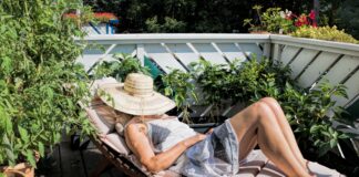 900 Euro Rente: Twitter-User gehen Immobilienbesitzerin an Frau auf dem Balkon