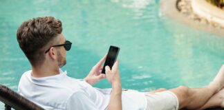 Zu viele Badeunfälle! Eltern am Handy sollen Freibad verlassen Mann auf Liege